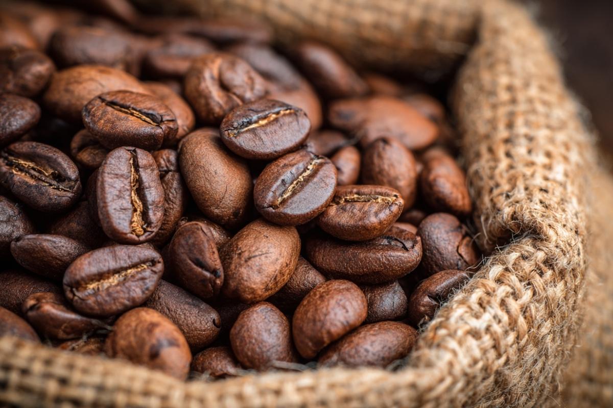 Article_close-up-of-roasted-coffee-beans-in-a-burlap-sack